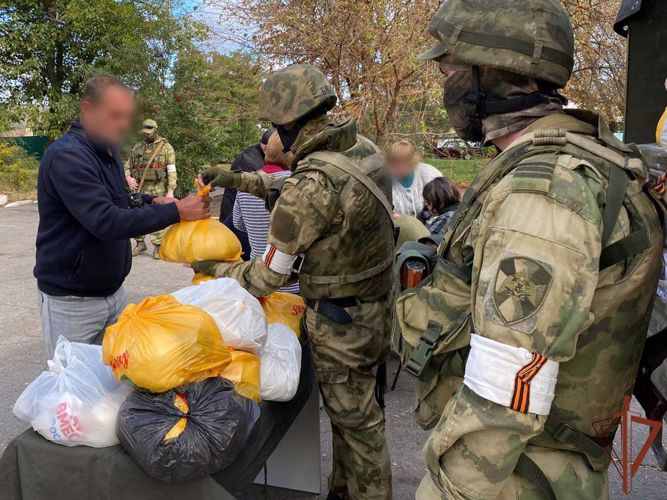 Росгвардейцы обеспечивают безопасность и доставку гуманитарной помощи  населению в Херсонской и Запорожской областях (видео)