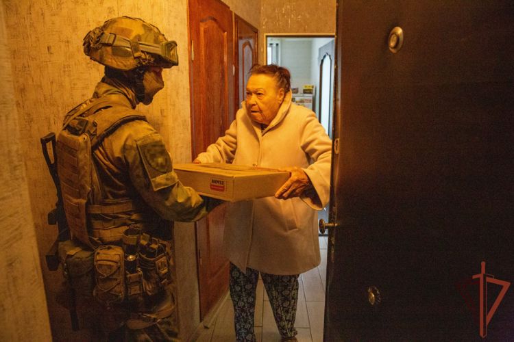 Более 500 тонн продовольствия под охраной Росгвардии доставлено в Херсонскую и Запорожскую области (видео)