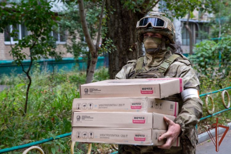 Более 500 тонн продовольствия под охраной Росгвардии доставлено в Херсонскую и Запорожскую области (видео)