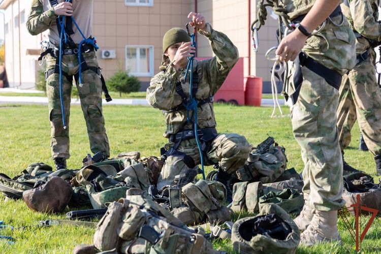 Молодые командиры подразделений спецназа Росгвардии совершенствуют навыки по боевой подготовке