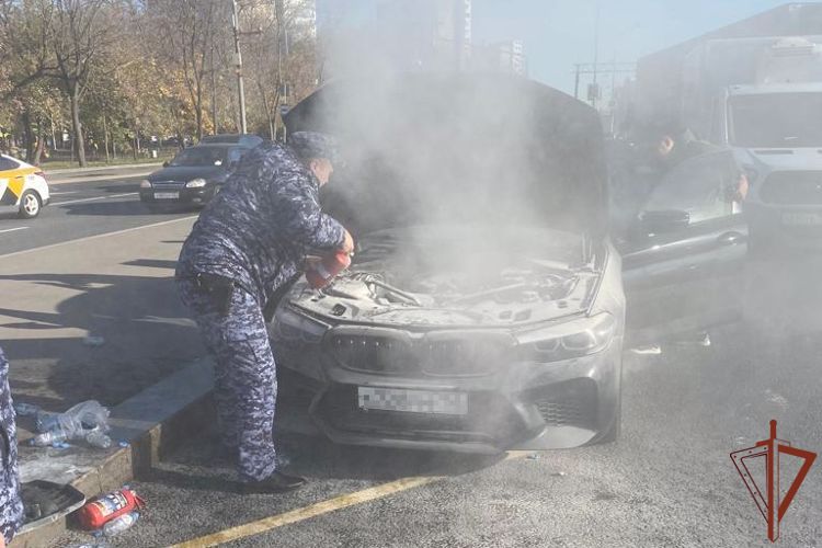 Росгвардейцы помогли жителю столицы  справиться с возгоранием  автомобиля 