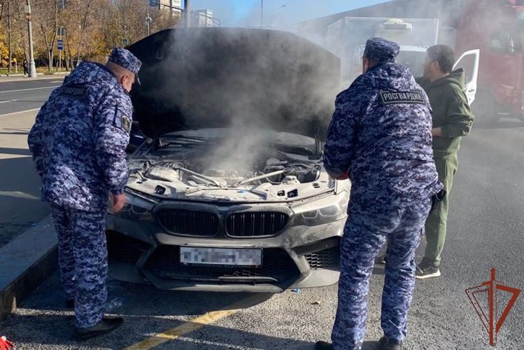 Росгвардейцы помогли жителю столицы  справиться с возгоранием  автомобиля 