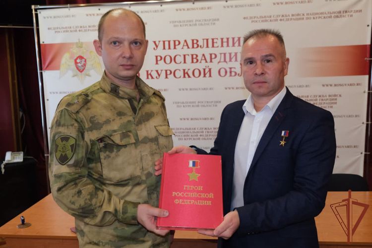 Ветеран СОБР Герой России Александр Головашкин встретился с росгвардейцами в Курске