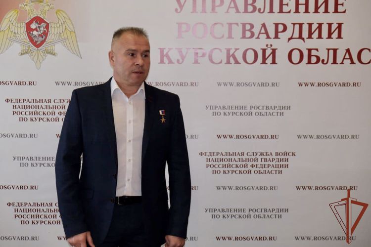 Ветеран СОБР Герой России Александр Головашкин встретился с росгвардейцами в Курске