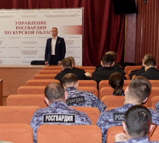 Ветеран СОБР Герой России Александр Головашкин встретился с росгвардейцами в Курске