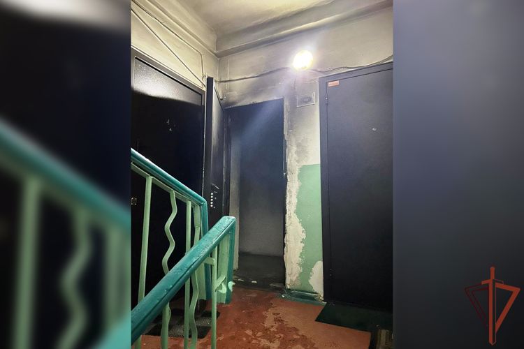 Росгвардейцы эвакуировали 15 человек из горящего дома в Улан-Удэ 