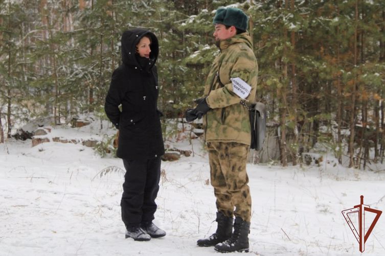 Кинологи Росгвардии рассказали тюменским тележурналистам об особенностях подготовки служебных собак