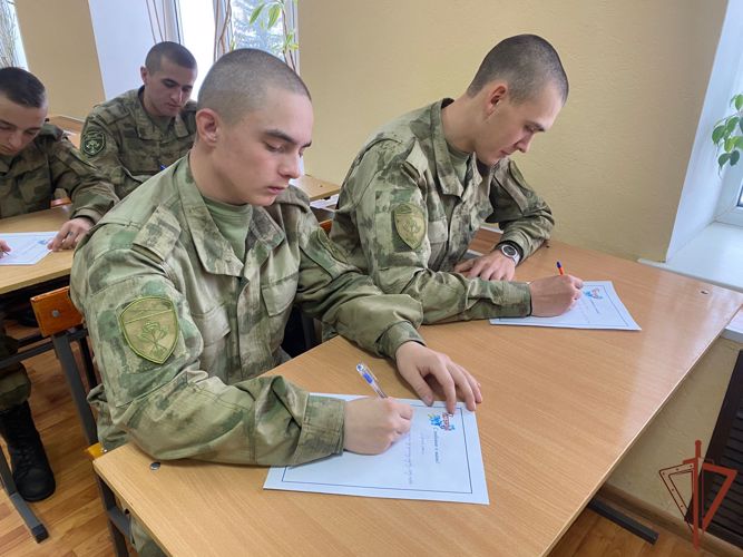 На Урале росгвардейцы поздравляют мам