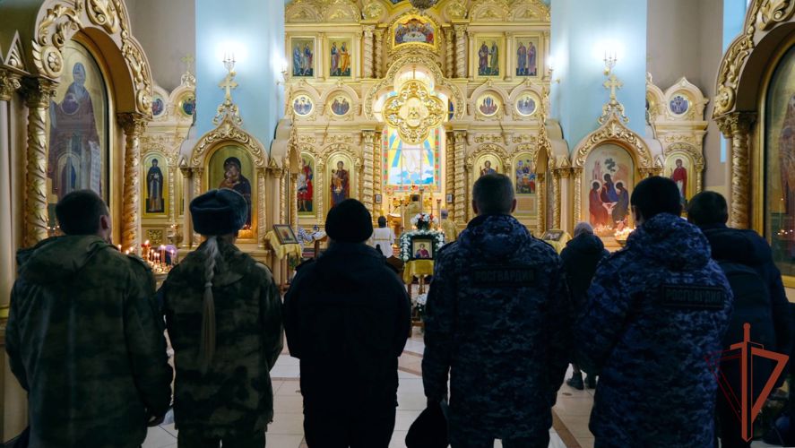 Память сотрудников и военнослужащих, погибших при исполнении служебного долга, почтили в Центральном округе Росгвардии  