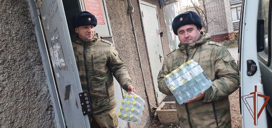  В Липецке росгвардейцы приняли участие в сборе гуманитарной помощи