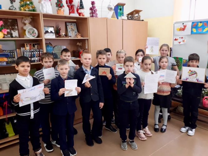 Школьники из Тверской области отправили письма и посылки участвующим в спецоперации росгвардейцам (видео)