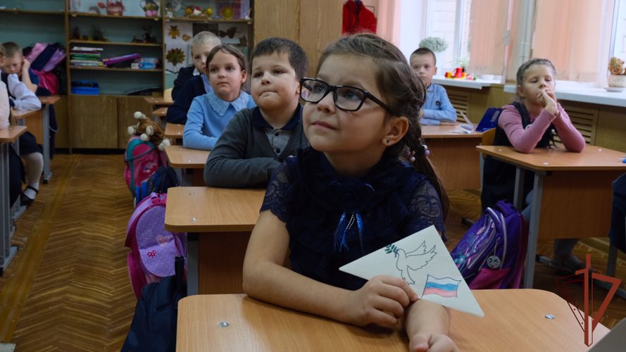 Учащиеся школы Тамбовского района поддержали росгвардейцев - участников спецоперации (видео)