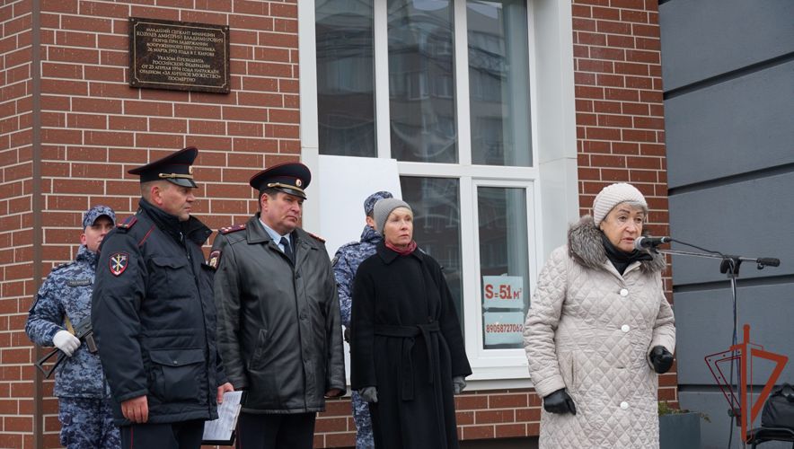 В Кирове открыли мемориальную доску погибшему при исполнении служебного долга росгвардейцу