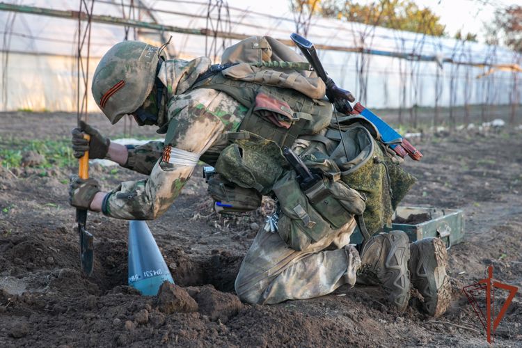 Cаперы Росгвардии обследовали и уничтожили неразорвавшийся снаряд ВСУ под Энергодаром (видео)