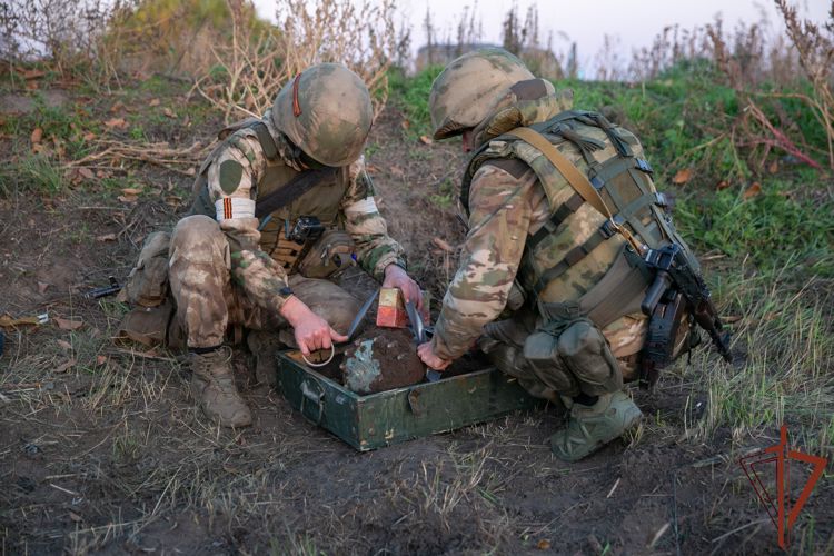 Cаперы Росгвардии обследовали и уничтожили неразорвавшийся снаряд ВСУ под Энергодаром (видео)