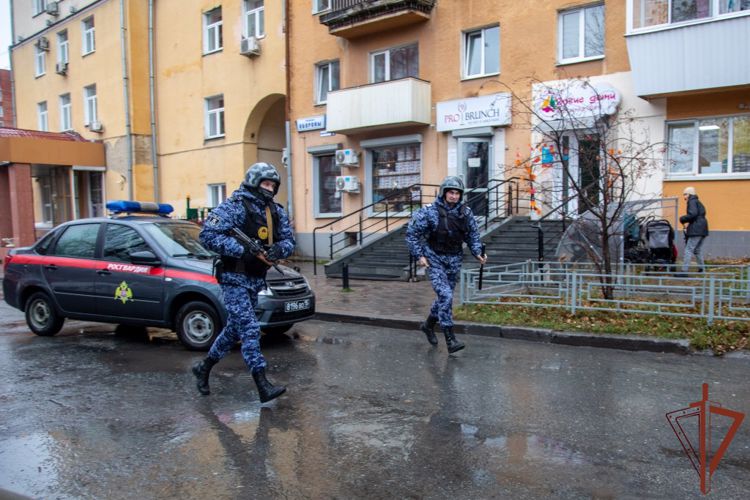 Уральским журналистам рассказали о преимуществах тревожной сигнализации Росгвардии, установленной в машинах неотложной помощи (видео)