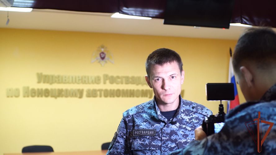 Эстафету челленджа Росгвардии «Читаем Сараева» приняли правоохранители из Нарьян-Мара (видео)