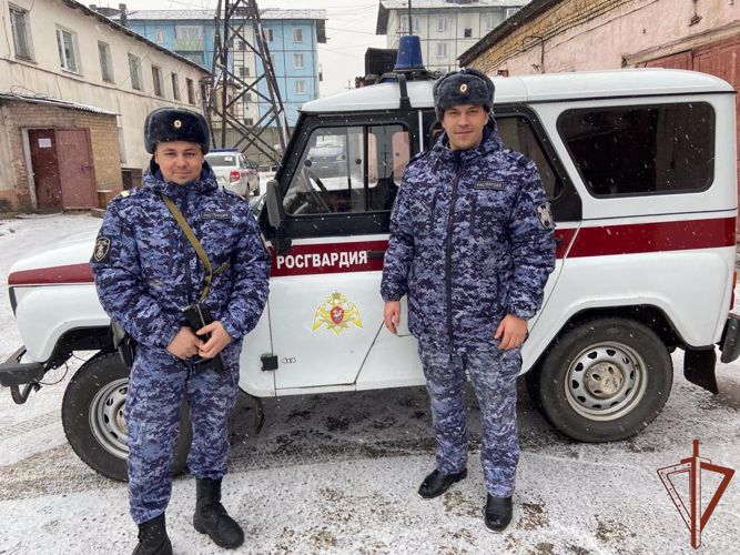 Сотрудники Росгвардии совместно с полицейскими задержали в Иркутской области подозреваемых в грабеже
