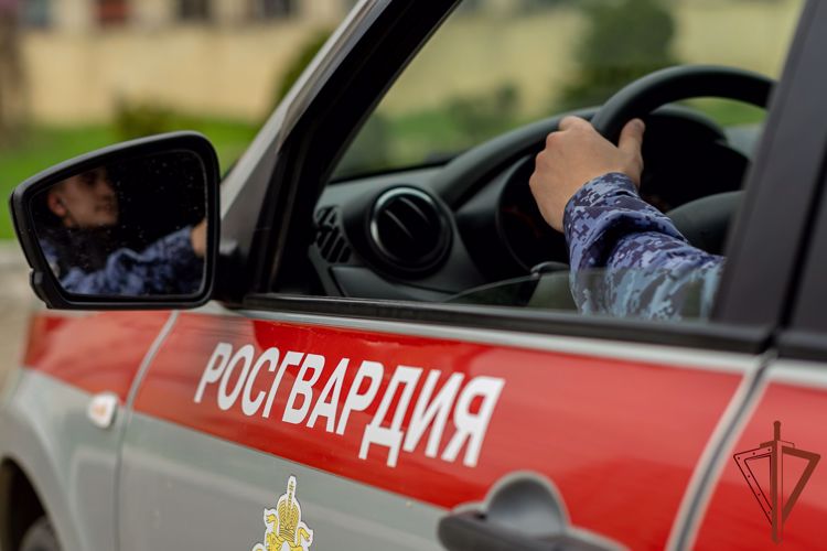 Сотрудники Росгвардии спасли из огня жителей многоквартирного дома в столице