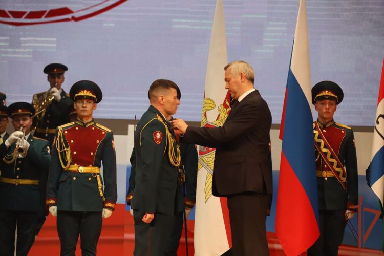 Командующий Сибирским округом вручил госнаграды росгвардейцам - участникам спецоперации