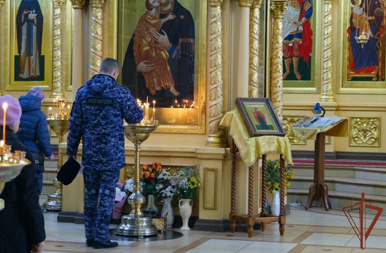 Память сотрудников и военнослужащих, погибших при исполнении служебного долга, почтили в Центральном округе Росгвардии  