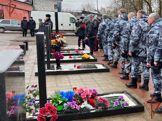 Память сотрудников и военнослужащих, погибших при исполнении служебного долга, почтили в Центральном округе Росгвардии  