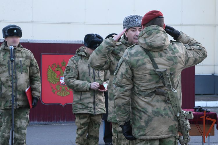 В Архангельске вручили государственные награды отличившимся в спецоперации росгвардейцам (видео)