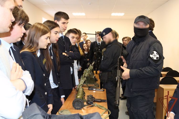 Сотрудники СОБР «Столица» провели урок мужества в московском университете юстиции
