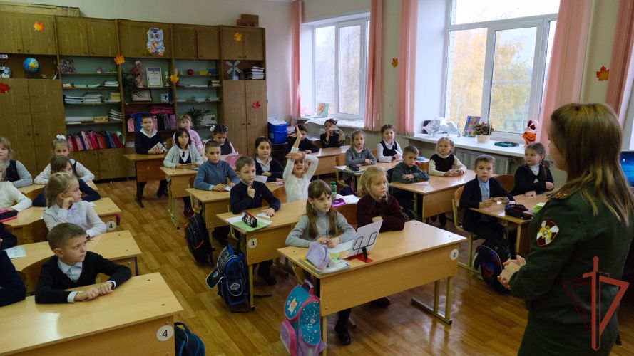 Учащиеся школы Тамбовского района поддержали росгвардейцев - участников спецоперации (видео)