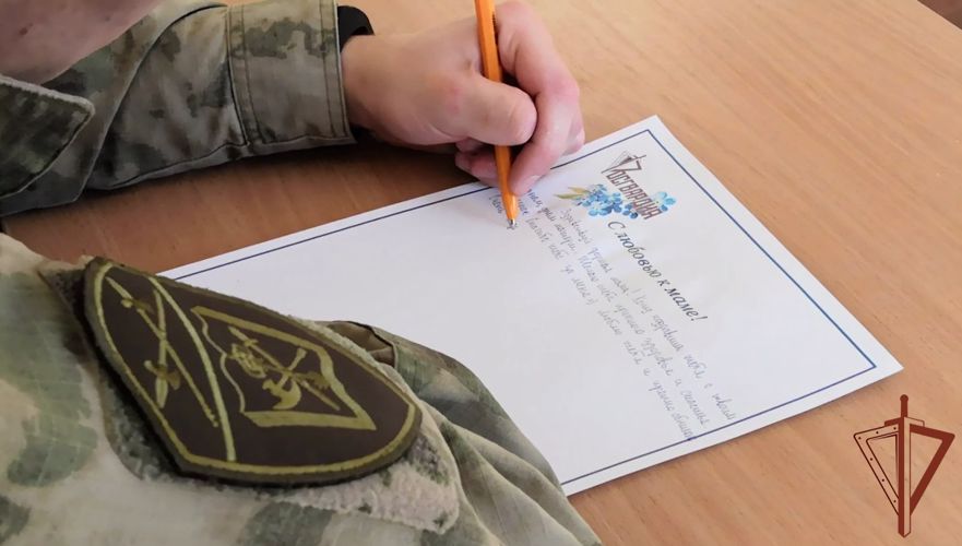 На Урале росгвардейцы поздравляют мам