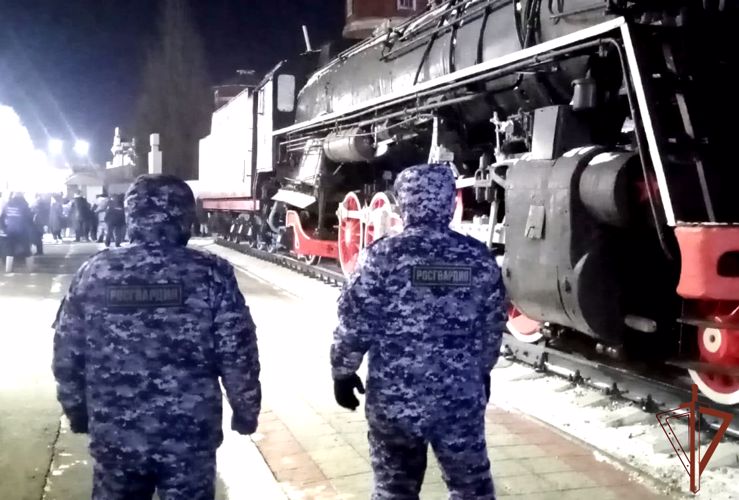 Росгвардия обеспечила безопасность поезда Деда Мороза в Зауралье