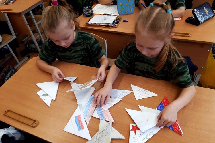 Кадеты "Гвардейской смены" из  Ижевска написали письма для росгвардейцев