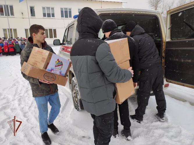 Школьники из Тверской области отправили письма и посылки участвующим в спецоперации росгвардейцам (видео)