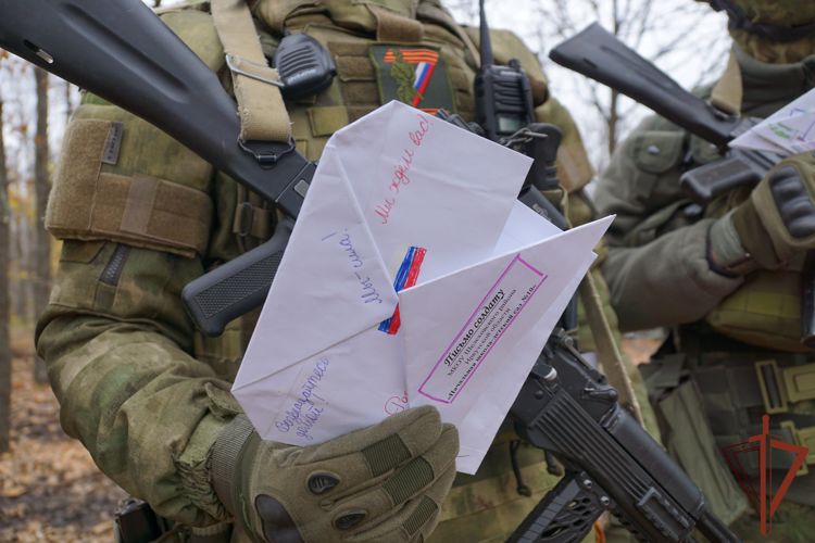 Росгвардейцы-участники спецоперации получили письма поддержки от школьников (ВИДЕО)