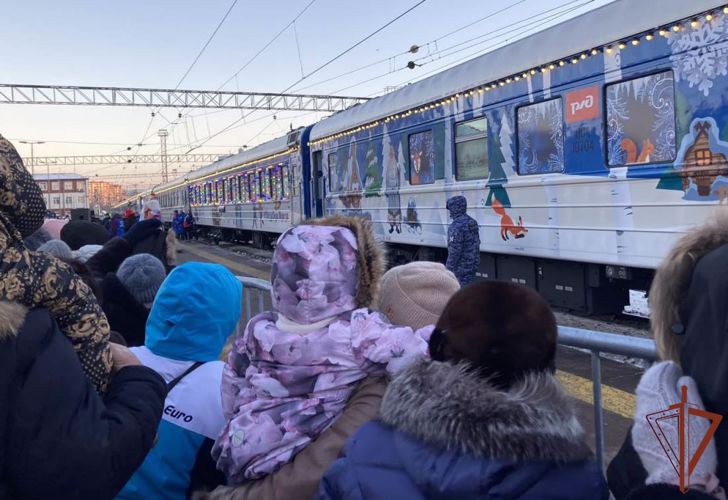 Росгвардейцы обеспечили безопасность поезда Деда Мороза в Тюмени
