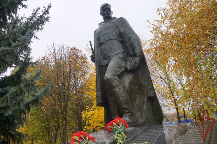 Росгвардейцы восстановили памятник погибшим в годы Великой Отечественной войны