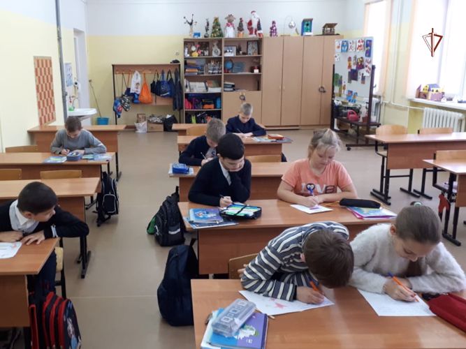 Школьники из Тверской области отправили письма и посылки участвующим в спецоперации росгвардейцам (видео)