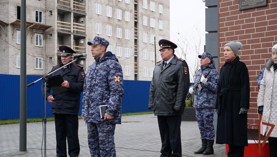 В Кирове открыли мемориальную доску погибшему при исполнении служебного долга росгвардейцу