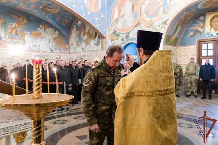 Директор Росгвардии генерал армии Виктор Золотов принял участие в молебне в Главном храме Росгвардии