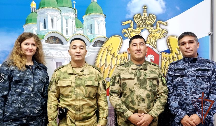 Росгвардейцы оказали доврачебную помощь упавшей и потерявшей сознание на улице Астрахани девушке