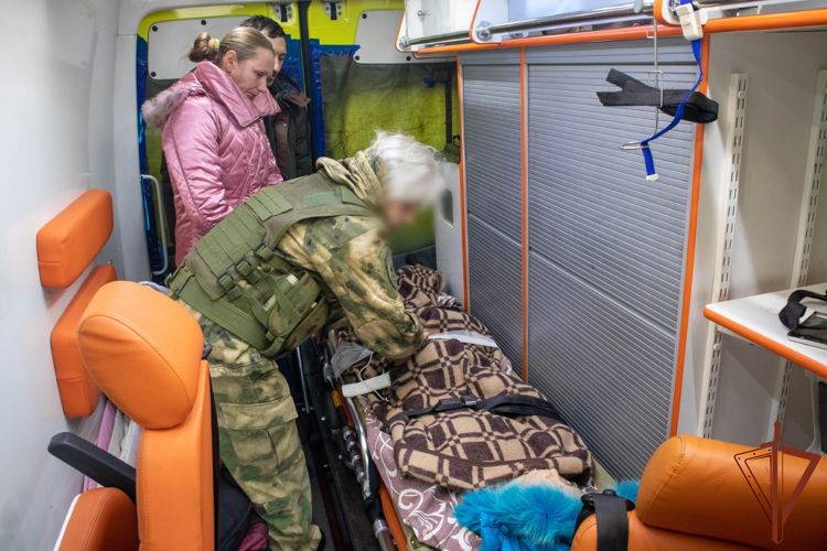 Врачи Росгвардии эвакуировали ребёнка, пострадавшего при обстреле ВСУ (видео)