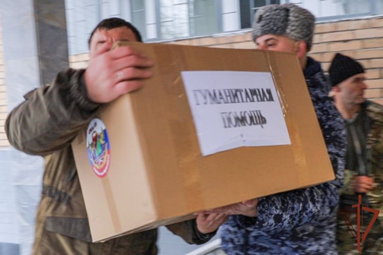 Росгвардейцы в Москве приняли участие в сборе гуманитарной помощи (видео)