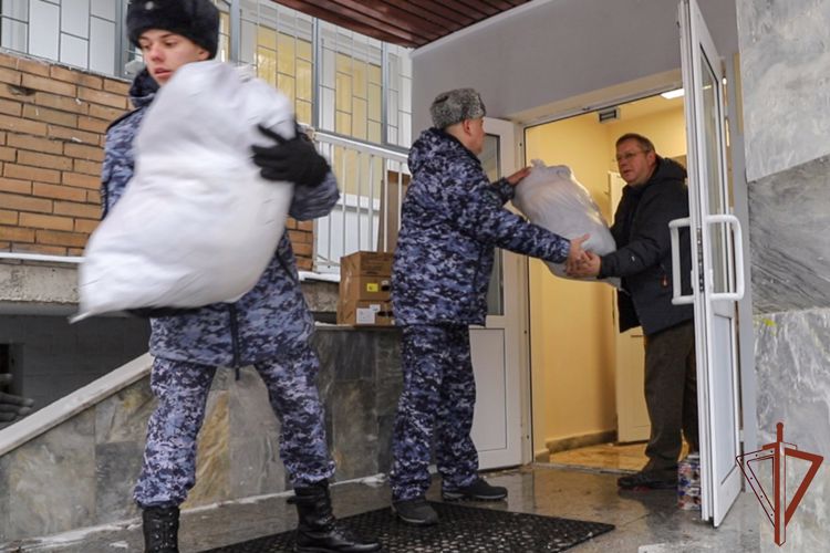 Росгвардейцы в Москве приняли участие в сборе гуманитарной помощи (видео)