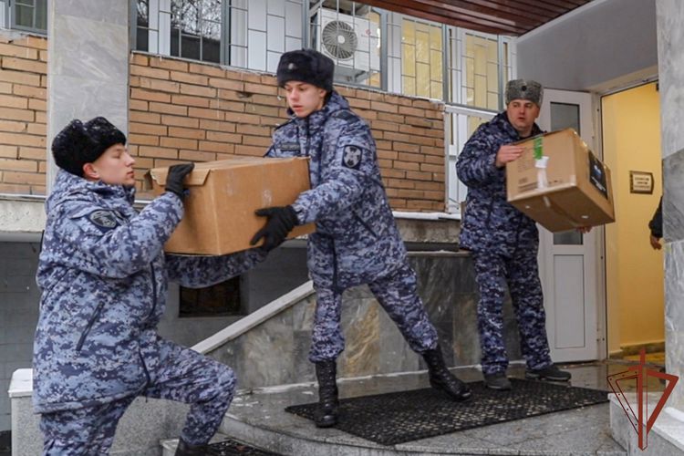 Росгвардейцы в Москве приняли участие в сборе гуманитарной помощи (видео)