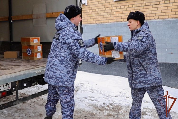 Росгвардейцы в Москве приняли участие в сборе гуманитарной помощи (видео)