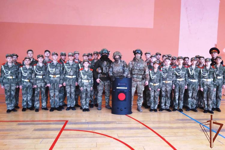 Росгвардейцы проводят военно-патриотические мероприятия для учащихся подшефных классов в Сибири