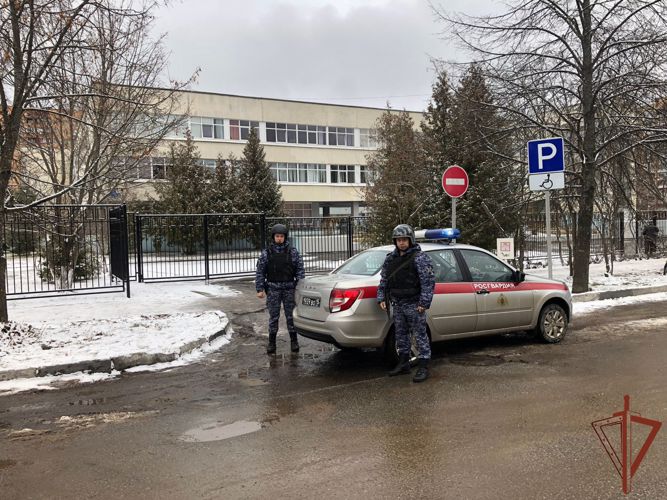Более 500 человек эвакуировали росгвардейцы из загоревшегося учебного заведения в Подмосковье 