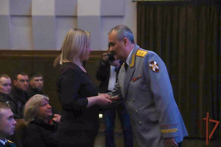 Командующий Сибирским округом  вручил госнаграды росгвардейцам - участникам спецоперации 