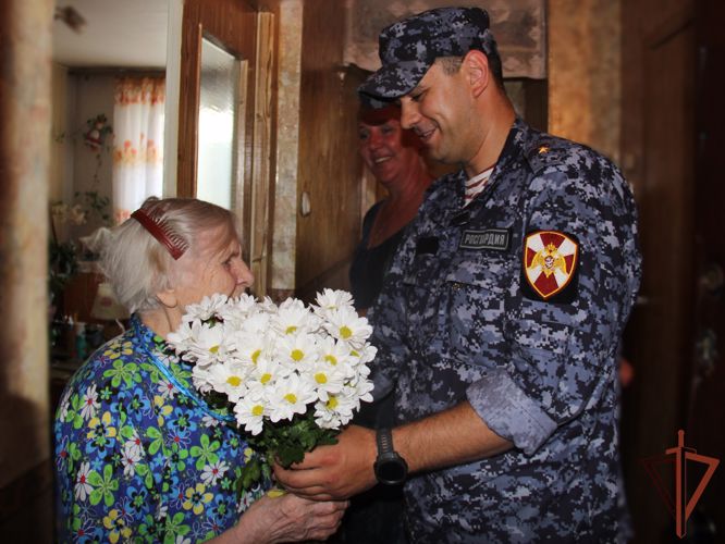 В Петрозаводске росгвардейцы поздравили ветерана ВОВ с 98-летием