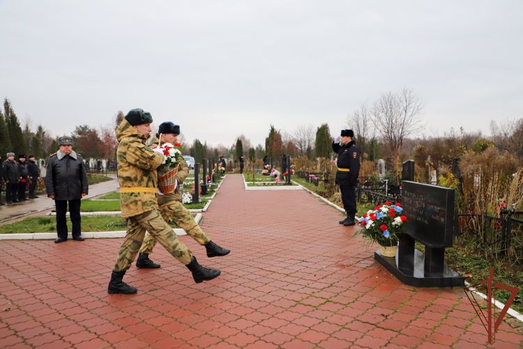 Память сотрудников и военнослужащих, погибших при исполнении служебного долга, почтили в Центральном округе Росгвардии  